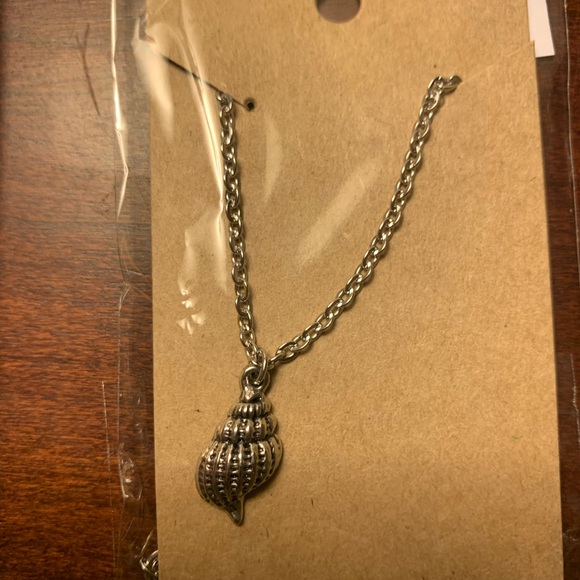 Silver Tone Seashell Necklaces NWT 16 inch - Picture 3 of 3